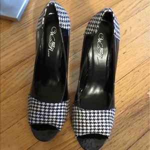 Houndstooth high heel pump